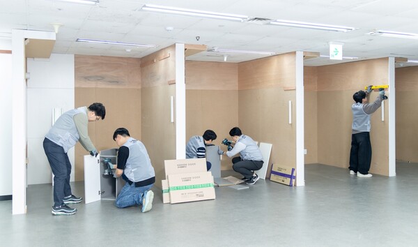 한샘아카데미 방배에서 시공협력기사 교육생들과 직원들이 시공 실습 교육을 받고 있다 /2025.4.16.한샘