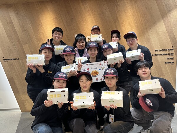다이닝브랜즈그룹 공채 신입사원이 사회복지시설 관계자에게 치킨을 기부하고 기념사진을 찍고 있다. / 사진=다이닝브랜즈그룹