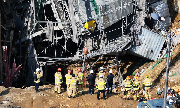 붕괴 사고가 발생한 경기도 광명시 신안산선 지하터널 공사 현장에서 16일 구조대원들이 현장을 살펴보고 있다. 11일 경기도 광명시 신안산선 복선전철 제5-2공구 지하터널 공사 현장과 상부 도로가 함께 붕괴하는 사고가 났다. 2025.4.16/연합