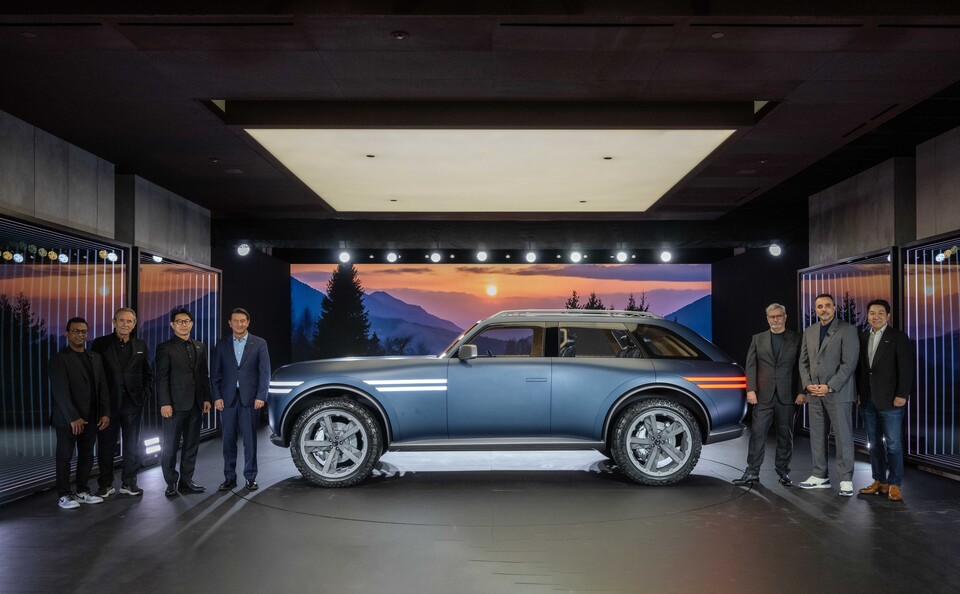 (왼쪽부터) 테드 멘지스테 제네시스 북미법인 COO(최고운영책임자), 재키 익스 제네시스 브랜드 파트너, 송민규 제네시스사업본부장 부사장, 호세 무뇨스 현대차 대표이사 사장, 루크 동커볼케 현대차그룹 CDO(글로벌디자인본부장) 겸 CCO(최고크리에이티브책임자) 사장, 랜디 파커 현대차 북미권역본부 CEO(최고경영자), 이상엽 현대제네시스글로벌디자인담당 부사장이 15일(현지시간) '제네시스 하우스 뉴욕'에서 공개된 '엑스 그란 이퀘이터 콘셉트' 앞에서 사진 촬영을 하고 있다. 2025.4.17./사진=현대자동차그룹