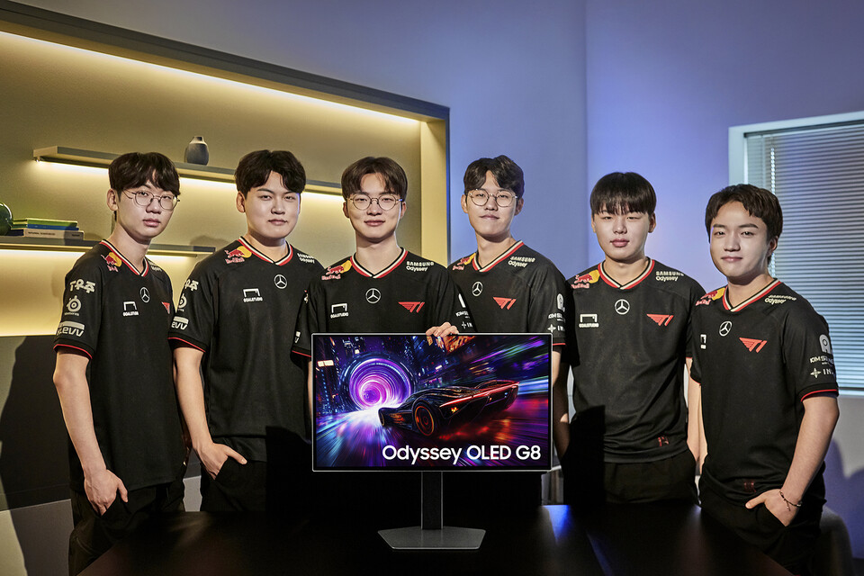 e스포츠 T1 선수단이 '오디세이 OLED G8'을 소개하고 있다.(왼쪽부터) 도란, 구마유시, 페이커, 오너, 스매시, 케리아. 2025.4.17./사진=삼성전자