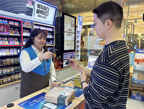 고객이 '우리동네GS' 앱에서 예약주문한 간편식 상품을 찾고 있다. / 사진=GS리테일