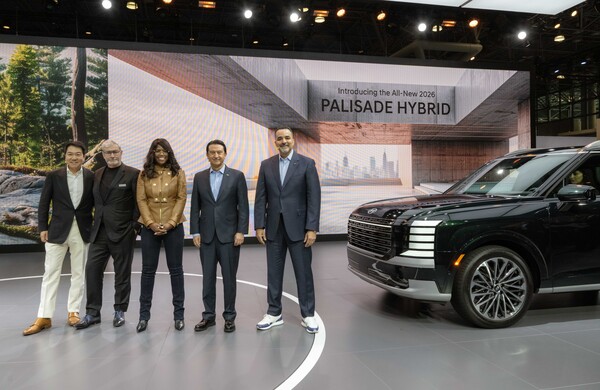 2025년 4월 16일(현지시간) 미국 뉴욕 제이콥 재비츠 컨벤션 센터에서 열린 ‘2025 뉴욕 국제 오토쇼’에서 (왼쪽부터) 이상엽 현대제네시스글로벌디자인담당 부사장, 루크 동커볼케 현대차그룹 CDO(글로벌디자인본부장) 겸 CCO(최고크리에이티브책임자) 사장, 올라비시 보일 현대차 북미권역본부 제품기획 및 모빌리티 전략담당 Senior Vice President, 호세 무뇨스 현대차 대표이사 사장, 랜디 파커 현대차 북미권역본부 CEO가 기념촬영을 하고 있다./사진=현대차