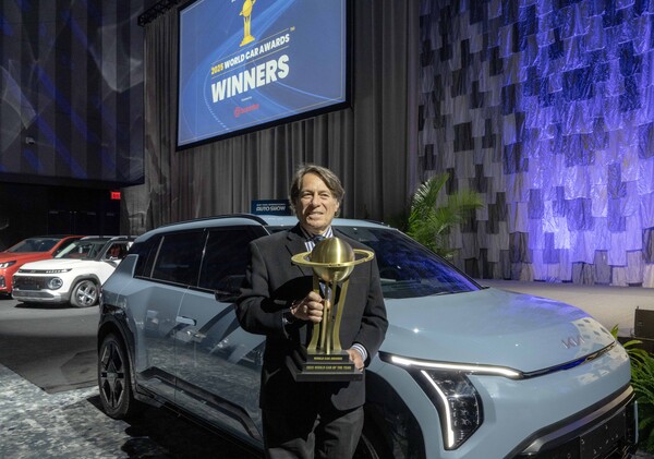 스티븐 센터 기아 미국법인 최고운영책임자(COO)가 세계 올해의 차(EV3) 수상 기념사진을 촬영하는 모습. / 사진=기아