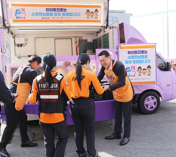 2025년 4월 16일 전남 목포소방서에서 김인규 하이트진로 대표(오른쪽)가 소방공무원들에게 간식을 직접 전달하고 있다. 2025.4.17./사진=하이트진로