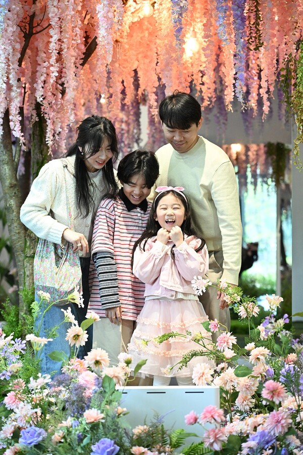 래미안갤러리에서 사계전.집을 관람하고 있는 가족 고객의 모습이다. /2025.4.17 삼성물산 건설부문