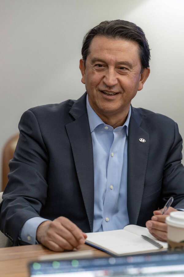 2025년 4월 16일(현지시간) 호세 무뇨스 현대차 대표이사(사장)가 미국 뉴욕 제이콥 재비츠 컨벤션 센터에서 열린 ‘2025 뉴욕 오토쇼’ 프레스컨퍼런스 직후 기자들과 인터뷰하고 있다./사진=현대차그룹