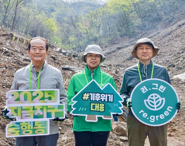 장호진 현대지에프홀딩스 사장(사진 오른쪽), 강혜영 북부지방산림청장(사진 가운데), 허상만 사단법인 생명의숲 이사장(사진 왼쪽)이 2025년 4월 17일 경기도 용인시 처인구 이동읍 묵리 ‘제2호 현대백화점그룹 탄소중립의 숲’에서 기념 사진을 촬영하고 있다. / 사진=현대백화점그룹