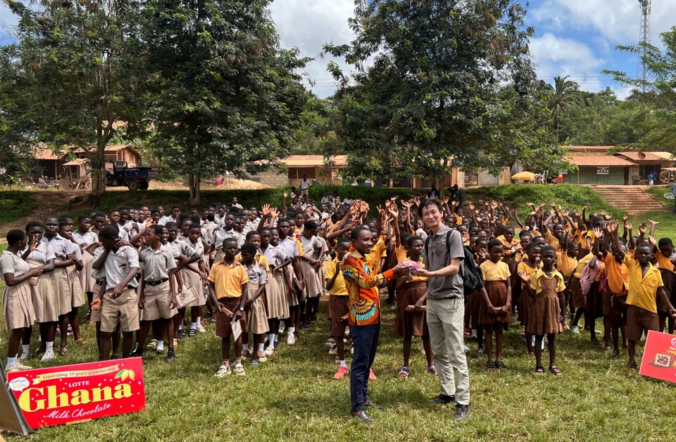 2024년 10월 한·일 롯데가 함께 아프리카 가나 현지를 방문해 현지 농가 점검하는 등 '지속가능 카카오 원두 프로젝트'의 시작을 알리는 행보를 펼친 가운데 롯데 관계자가 현지 주민들과 기념 사진을 촬영하고 있다. 2025.4.17./사진=롯데웰푸드