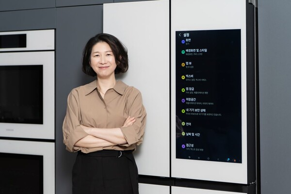 삼성전자 이보나 상무와 패밀리허브 냉장고 32형의 색상 반전 모드 적용 화면 / 사진=삼성전자 뉴스룸