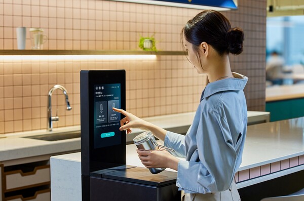 LG전자가 B2B 신사업으로 육성 중인 텀블러 세척기 ‘마이컵(MyCup)’을 출시하며 B2B 사업 영역을 확대한다. 사진은 LG전자 모델이 마이컵으로 텀블러를 세척하는 모습. / 사진=LG전자