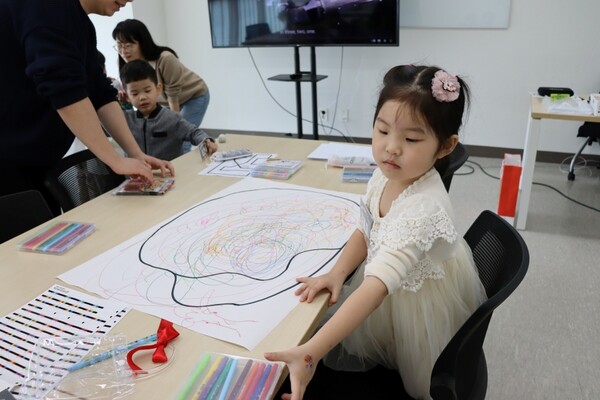 2025년4월19일 야탑유스센터에서 웹젠 임직원 자녀를 대상으로 Let's PLAY 코딩 수업이 진행되고 있다./사진=웹젠