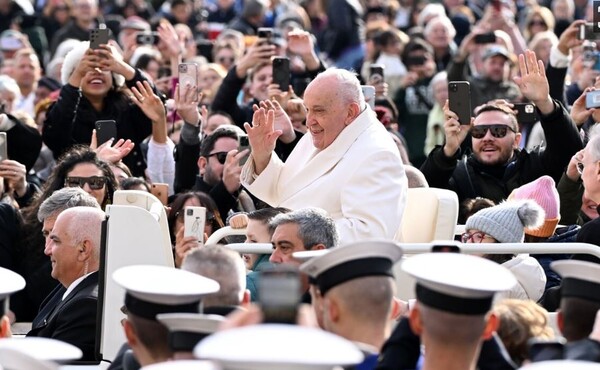 성베드로 광장을 찾은 프란치스코 교황./연합