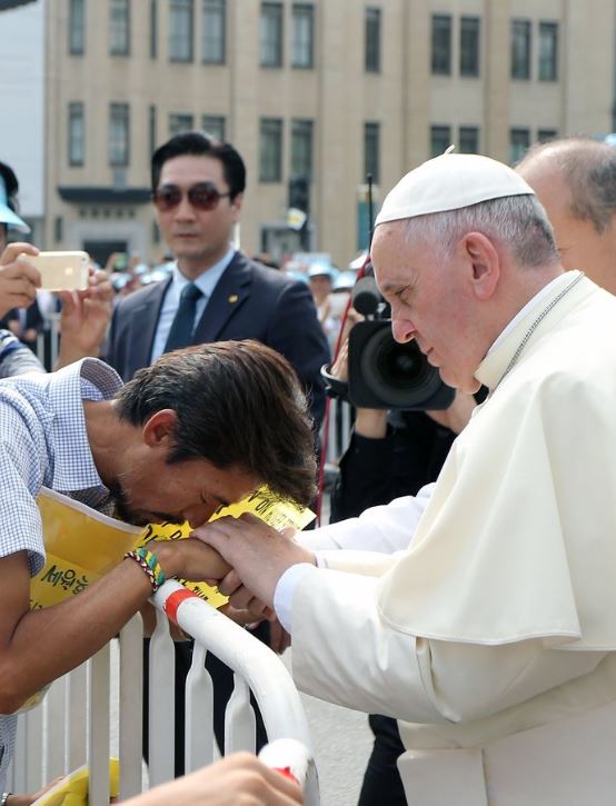 2014년 8월 방한 당시 세월호 유가족을 위로하는 프란치스코 교황./연합