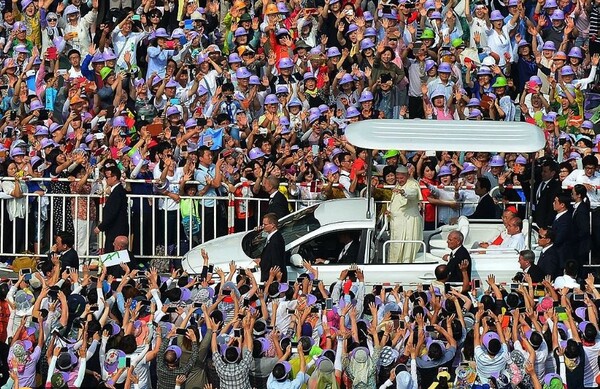 2014년 8월 16일 광화문광장에서 열린 '시복미사' 집전에 앞서 카 퍼레이드를 하며 한국 천주교 신자들에게 인사하는 교황 모습./연합