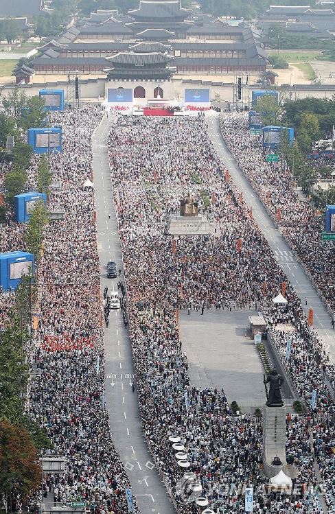 2014년 8월 16일 광화문광장에서 열린 '시복미사' 집전에 앞서 카 퍼레이드를 하며 한국 천주교 신자들에게 인사하는 교황 모습./연합