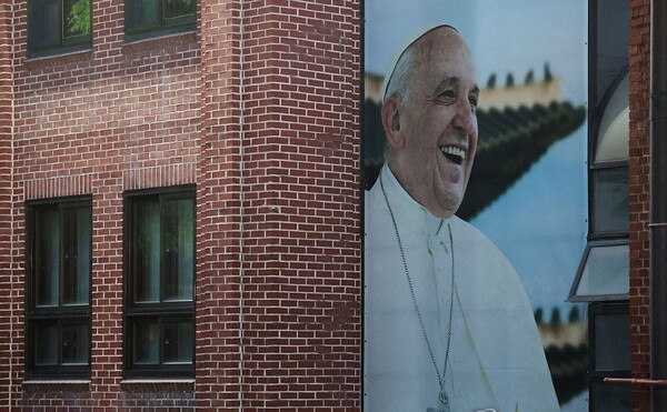 프란치스코 교황이 선종한 21일 서울 중구 명동대성당 내 영성센터 건물 외벽에 프란치스코 교황의 사진이 걸려있다. /연합