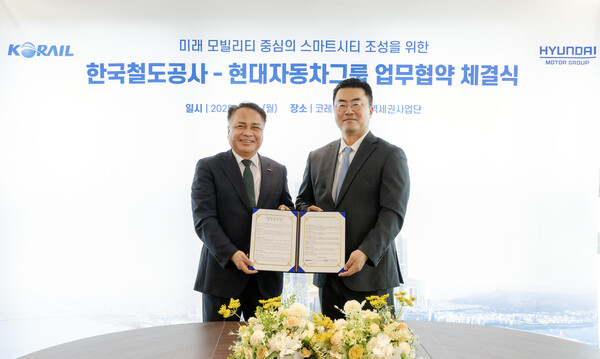 2025년 4월 21일 서울 용산구 코레일 스마트역세권사업단에서 김흥수 현대차그룹 GSO 부사장(오른쪽)과 정정래 한국철도공사 부사장이 업무협약을 체결하고 기념촬영을 하고 있다./사진=현대차그룹