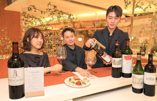 현대백화점 압구정본점 ‘프리미엄 글라스 와인 바’에서 고객들이 5대 샤토를 글라스 와인으로 즐기고 있다. / 사진=현대백화점그룹