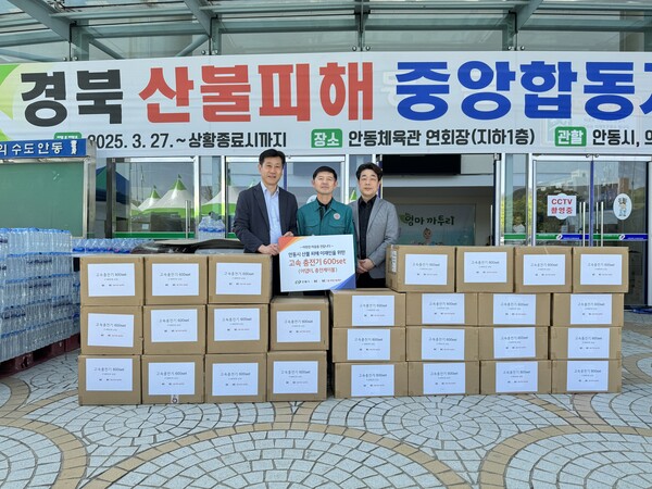 (왼쪽부터) 이재근 KT희망나눔재단 본부장, 왕상열 안동시청 팀장, 김경락 KT그룹희망나눔재단 팀장이 기념 사진을 촬영하고 있다. /사진=KT희망나눔재단