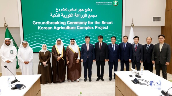 (왼쪽 4번째부터) 사우디 물환경농업부 알 압둘라티프 차관보, 알 무샤이티 차관, 박범수 농림축산식품부 차관, 문병준 주사우디아라비아 대한민국 대사 대리, 안호근 한국농업기술진흥원 원장, 황청용 농심 부사장이 2025년 4월 21일(현지시간 기준) 사우디아라비아 리야드 국립농업연구센터에서 열린 시범온실 착공식에서 기념사진을 찍고 있다. / 사진=농심