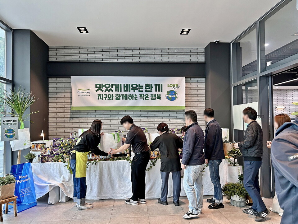 2025년 4월 22일 풀무원푸드앤컬처 관계자가 지구의 날을 맞아 한끼 식사로 실천하는 지속가능한 식문화 캠페인을 진행한 위탁급식 사업장에서 식사를 깔끔하게 마친 고객들에게 풀무원 ‘아임리얼’, ‘고단백넛츠바사삭’, ‘리유저블 장바구니’ 등을 선물로 제공하고 있다. 2025.4.23./사진=풀무원