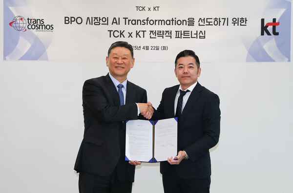 2025년 4월 22일 KT가 트랜스코스모스코리아와 서울 영등포구 여의도 TCK 본사에서 AI와 클라우드 역량을 토대로 한 맞춤형 AICC 플랫폼 구축을 위한 업무협약(MOU)을 체결했다.사진은 KT Enterprise부문장 안창용 부사장(왼쪽)과 TCK 타니 히로유키 대표가 MOU 체결 후 기념사진을 촬영하는 모습. /사진=KT