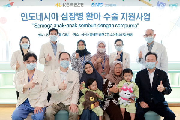 2025년 4월 23일 서울 강남구 삼성서울병원 소아청소년과 병동에서 박승우 삼성서울병원장(첫 번째 줄 좌측에서 두 번째) 이환주 KB국민은행장(첫 번째 줄 우측 첫번째)과 관계자들이 기념촬영을 하고 있다./사진=KB국민은행