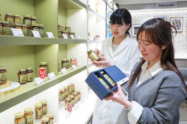 현대백화점 목동점 네슬레 헬스사이언스 매장에서 고객이 영양사와 함께 네슬레 헬스사이언스의 대표 건기식 브랜드 '솔가' 제품을 둘러보고 있다. / 사진=현대백화점그룹