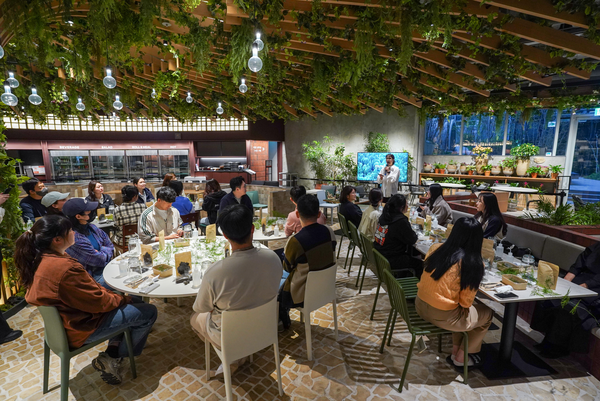 2025년 4월 24일 스마일게이트는 구성원 간의 유대감과 정서적 안정을 도모하기 위한 정기 조직문화 프로그램 시리즈 '더시즌즈'(The Seasons)를 론칭했다고 밝혔다. 사진은 스마일게이트 사옥에서 진행된 '더시즌즈' 프로그램에 구성원들이 참여하고 있는 모습. /사진=스마일게이트