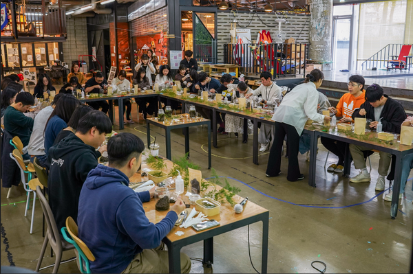 2025년 4월 24일 스마일게이트는 구성원 간의 유대감과 정서적 안정을 도모하기 위한 정기 조직문화 프로그램 시리즈 '더시즌즈'(The Seasons)를 론칭했다고 밝혔다. 사진은 스마일게이트 사옥에서 진행된 ‘더시즌즈’ 프로그램에 구성원들이 참여하고 있는 모습. /사진=스마일게이트