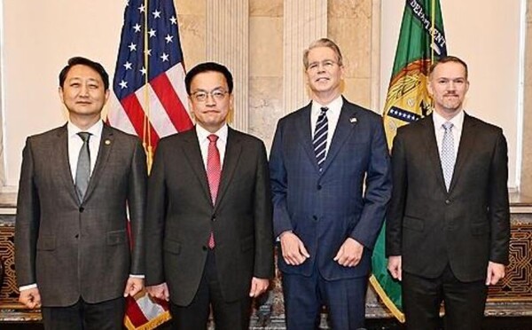 주요 20개국(G20) 재무장관회의 및 국제통화금융위원회(IMFC)'에 참석차 미국 워싱턴D.C를 방문중인 최상목 부총리 겸 기획재정부 장관이 안덕근 산업통상자원부 장관과 함께 2025년 4월 24일(현지시간) 미국 워싱턴 DC 재무부에서 열린 '한-미 2+2 통상협의(Trade Consultation)'에서 기념 촬영하고 있다. (왼쪽부터) 안 산업부 장관, 최 부총리, 스콧 베센트 미 재무장관, 제이미슨 그리어 미국무역대표부(USTR) 대표. /기획재정부