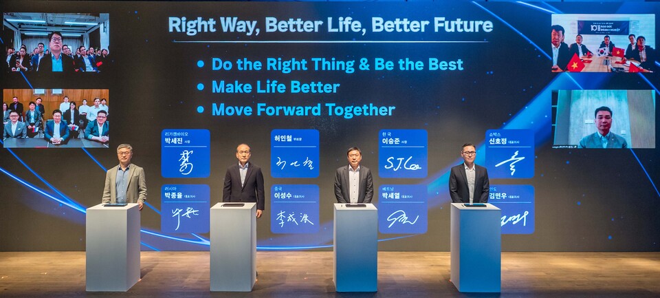 2025년 4월 24일 서울시 강남구 916빌딩에서 열린 오리온그룹 ‘윤리경영 10주년 행사’에 온·오프라인으로 참석한 관계자들이 기념 사진을 촬영하고 있다. 2025.4.25./사진=오리온그룹