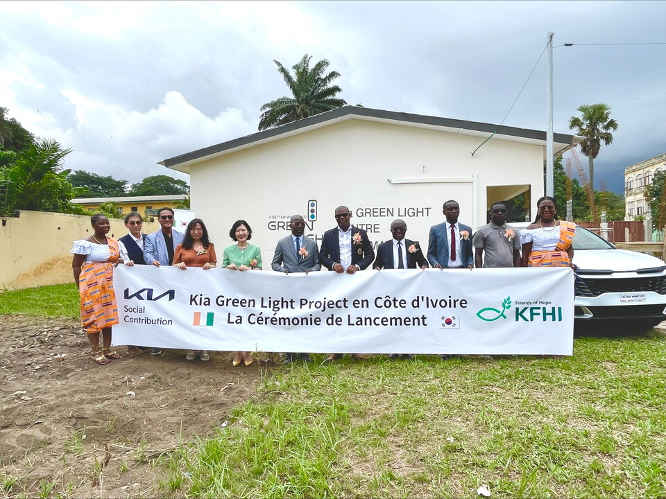 2025년 4월 23일(현지시간) 코트디부아르 IT 교육센터 개소식에 참석한 (왼쪽 두 번째부터) 박광우 기아대책 코트디부아르 컨트리 디렉터, 문경주 코트디부아르 한인회 회장, 전수진 주 코트디부아르 대한민국 대사관 영사, 이은주 기아 지속가능경영 팀장, 브로바 비 다니엘 벤제르빌 부시장, 무싸 댜라수바 여성가족아동부 장관 비서실장, 레그레 마르셀 벤제르빌 오르뺄리나 학교장, 쟈 응고라 파트리스 베띠에 시장 대리인, 베씨에 바들레 보드리 베띠에 지역구 국회의원 대리인 등이 기념 촬영을 하고 있다. 2025.4.25./사진=현대자동차그룹