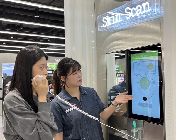 합정메세나폴리스점에 도입된 '스킨스캔' 기기에서 피부 측정을 하고 있는 모습 /2025.4.25.CJ올리브영