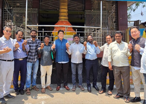 2025년 4월22일 인도 안드라프라데시(AP)주 비사카파트남에서 만난 LG화학 CSSO(최고지속가능전략책임자) 고윤주 전무(가운데)와 LG폴리머스 인근 마을 대표들이 기념촬영을 하고 있다./사진=LG화학