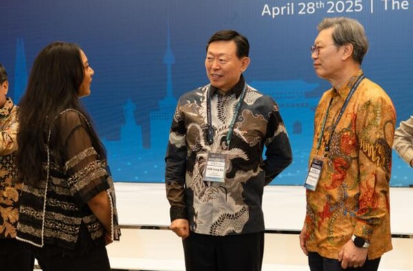 신동빈(가운데) 롯데그룹 회장과 김창범(오른쪽) 한국경제인협회 부회장이 2025년 4월 28일 인도네시아 자카르타 랭햄 호텔에서 열린 '한-인도네시아 비즈니스 라운드테이블'에서 인도네시아 측 관계자와 대화하고 있다. /한국경제인협회