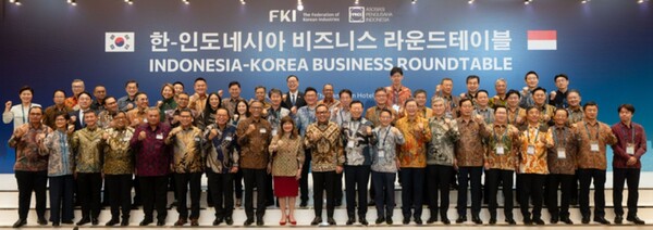 신동빈 롯데그룹 회장을 비롯한 한-인니 주요 관계자들이 28일 인도네시아 자카르타 랭햄 호텔에서 열린 '한-인도네시아 비즈니스 라운드 테이블'에 참석, 양국 경제협력 강화 방안에 대해 논의했다. 사진 앞줄 왼쪽 일곱번째부터 간디 술리스티얀토 전 주한인도네시아 대사, 체쳅 헤라완 주한인도네시아대사 내정자, 신타 캄타니 인니경총 (APINDO) 회장, 토도투아 파사리부 투자부 차관, 신동빈 롯데그룹 회장, 박수덕 주인도네시아한국대사대리, 김창범 한경협 부회장, 성김 현대차 사장./한경협