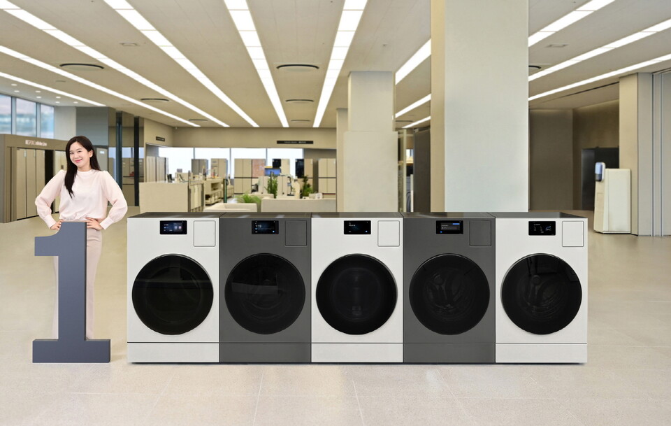 삼성전자 모델이 국내 누적 판매량 10만 대를 돌파한 '삼성전자 AI 콤보' 세탁건조기를 소개하고 있다. 2025.4.29./사진=삼성전자