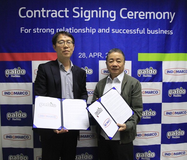 권성균 팔도 대표이사와 Joedianto Soejonopoetro 인도마르코 대표이사가 2025년 4월 28일 열린 업무협약식에서 기념사진을 찍고 있다. / 사진=팔도