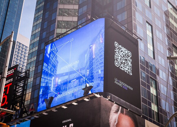 2025년 4월 28일 미국 뉴욕타임스 스퀘어 LG전광판에 LG구겐하임 한국인 수상자 김아영 작가의 작품이 상영되고 있다./사진=LG