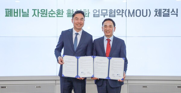 정지영 현대백화점 사장(왼쪽), 조성명 강남구청장이 2025년 4월 29일 강남구청에서 기념사진을 촬영하고 있다. / 사진=현대백화점그룹