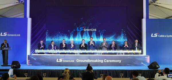 2025년 4월 28일(현지시간) 버지니아주 체사피크(Chesapeake)시 LS그린링크 착공식에서 글렌 영킨(Glenn Youngkin) 버지니아 주지사·구본규 LS전선 대표·릭 웨스트(Rick West) 체사피크 시장(오른쪽 5번째부터) 등 참석자들이 기념촬영을 하고 있다. /사진=LS전선