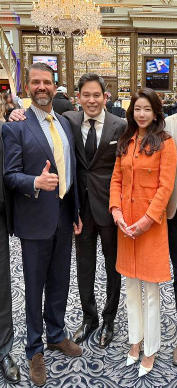 도널드 트럼프 미국 제 47대 대통령 취임식 참석을 위해 2025년 1월 18일(현지시간) 워싱턴을 찾은 신세계그룹 정용진 회장(가운데)이 트럼프 주니어(왼쪽)와 만나 부인 한지희씨(오른쪽)를 소개 후 사진을 찍고 있다./2025.1.21. 사진=신세계그룹