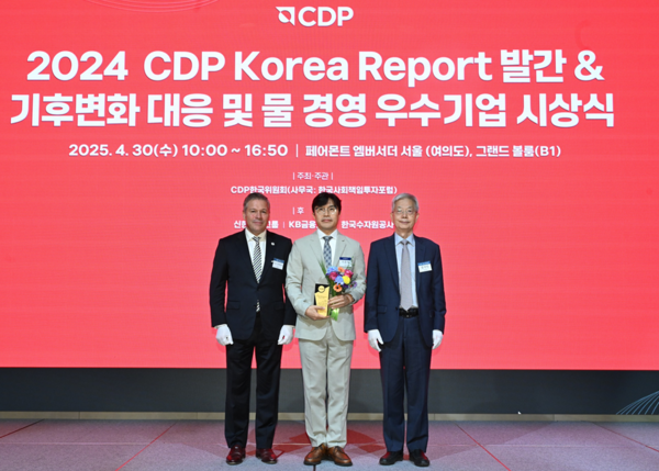 LG유플러스는 2025년 4월 30일 서울 여의도 페어몬트 앰버서더 서울 호텔에서 열린 ‘2024 CDP코리아 어워즈’에서 CDP 기후변화 대응 부문 평가 결과 탄소경영 아너스 클럽에 선정됐다. 사진 왼쪽부터 호세 오르도네즈 CDP 아시아태평양 총괄, 이홍렬 LG유플러스 ESG추진실장, 장지인 CDP 한국위원회 위원장./사진=LG유플러스