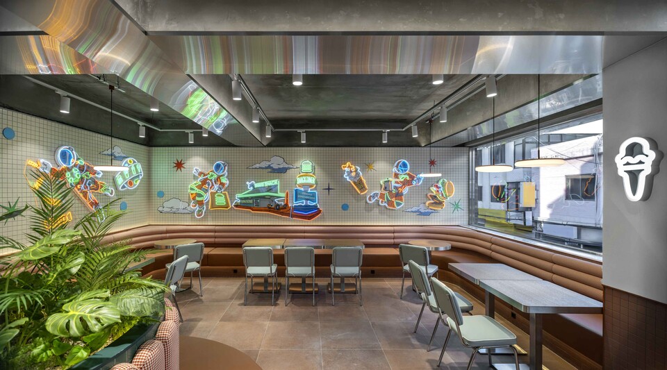 아티스트 케빈 박(Kevin Park)의 ‘쉑 다이너 인 마스(Shack Diner in Mars)’가 더해진 쉐이크쉑 성수점 내부 모습. 2025.4.30./사진=SPC그룹