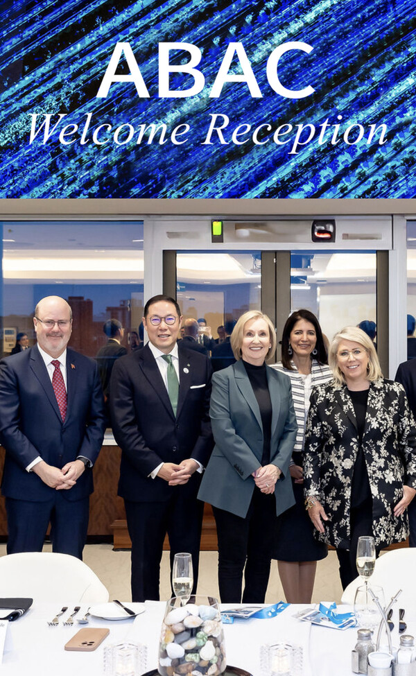 2025년4월23일 캐나다 토론토에서 일린 2025 ABAC 웰컴리셉션에서 (왼쪽부터 두번째) 조현상 HS효성 부회장과 ABAC 위원들이 기념촬영을 하고 있다./사진=HS효성