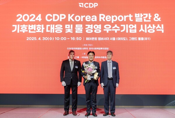 2025년 4월 30일 서울 여의도 페어몬트 앰배서더에서 열린 '2024 CDP Korea Awards' 시상식에서 윤호준 현대제철 탄소중립추진실장 상무(가운데)가 기념 촬영을 하고 있다./사진=현대제철