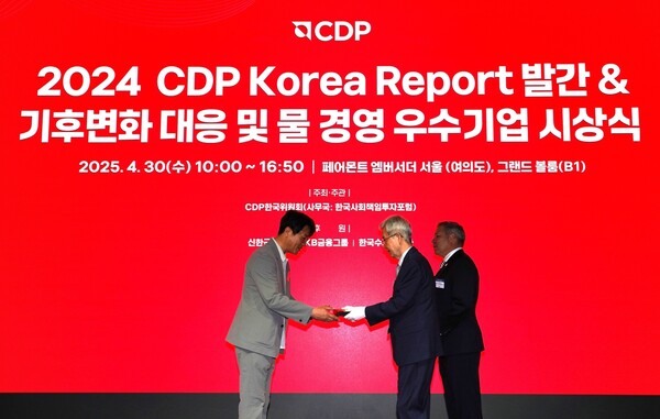 2025년 4월 30일 여의도 페어몬트 앰배서더 서울 호텔에서 열린 ‘2024 CDP Korea 기후변화 대응∙물 경영 우수기업 시상식’에서 풀무원 오경석 지속가능경영담당(왼쪽)이 장지인 CDP 한국위원회 위원장(가운데)으로부터 ‘Water 우수상' 상패를 전달받고 있다. /사진=풀무원