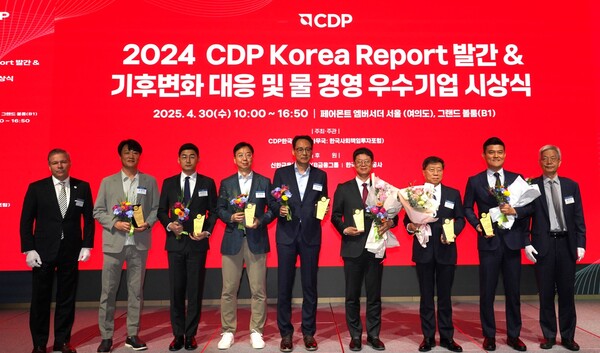 2025년 4월 30일 여의도 페어몬트 앰배서더 서울 호텔에서 열린 ‘2024 CDP Korea 기후변화 대응∙물 경영 우수기업 시상식’에서 풀무원 오경석 지속가능경영담당(사진 왼쪽 두 번째)이 Water 우수기업 대표자들과 기념촬영을 하고 있다. /사진=풀무원